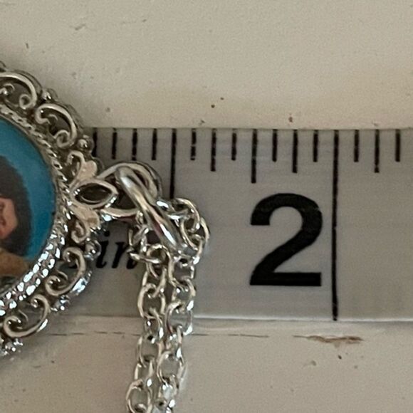 Disney Princess (Moana) 18” silver tone‎ chain necklace with 1.5” oval pendant - Picture 7 of 7